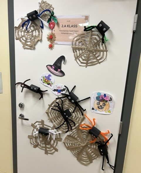31. oktoober tähistasime koolis Halloweeni. Iga aasta on traditsiooniks saanud klassidel teemakohaselt kaunistada klassiuksed ning osaleda klassiukse kaunistami
